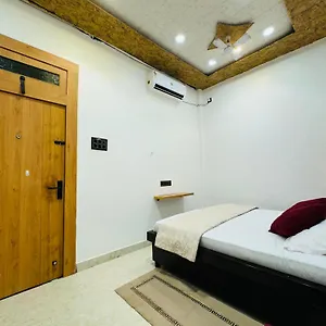  Guest house Aura India